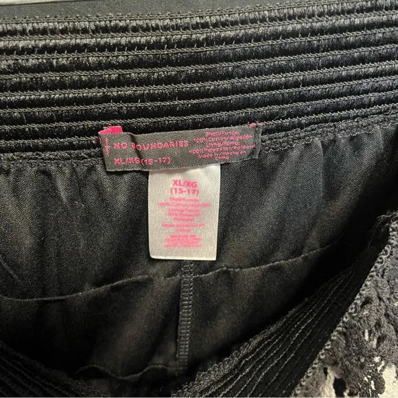 Tiered lace shorts - Picture 8 of 9